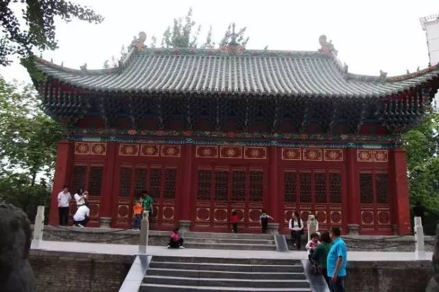 位于郑州市人民公园南门内的胡公祠