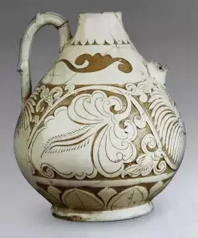 登封窑白釉剔、划、刻花梨型壶(宋)博物馆收藏